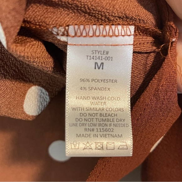 All IN FAVOR brown polka dot twist hem blouse size M - Picture 6 of 6